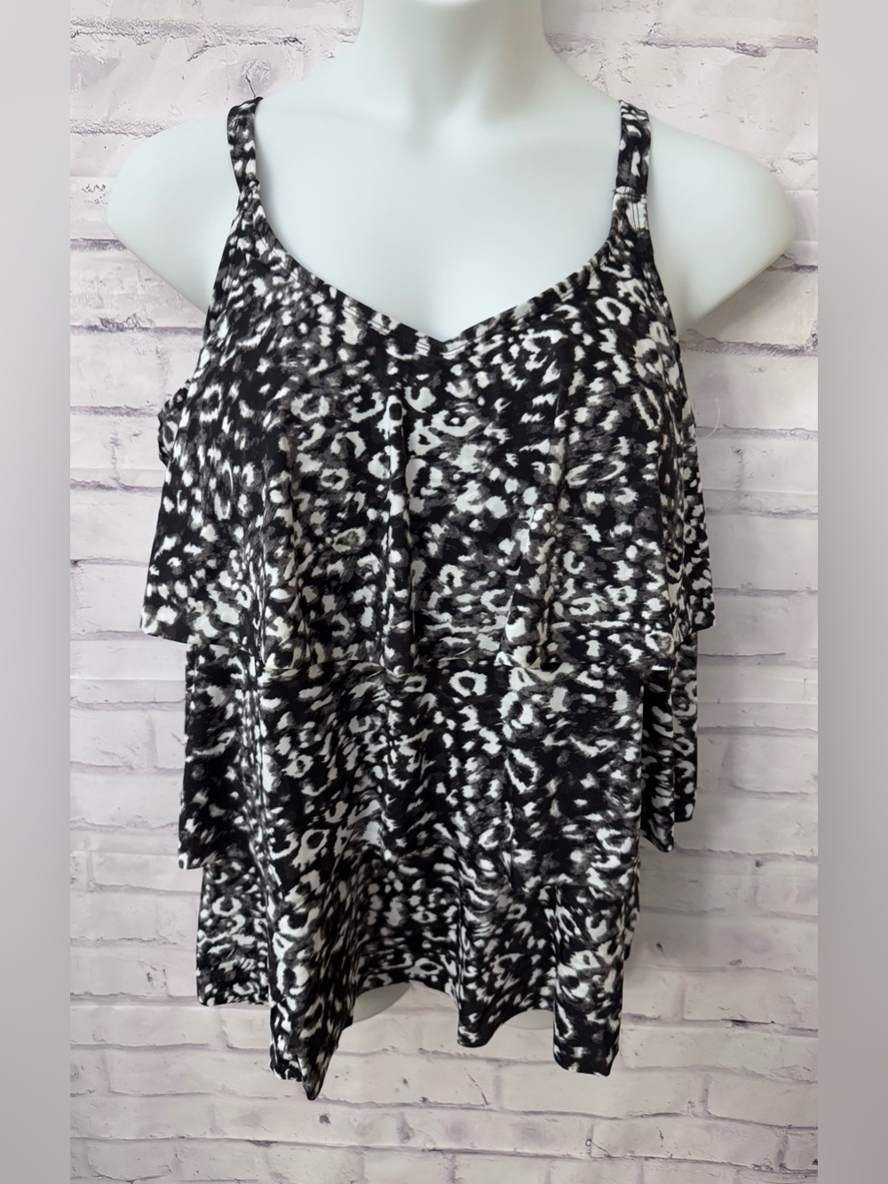 Catherines Plus Size 22W Layered Slimming Tankini Swimsuit Top Soft Cup Black‎